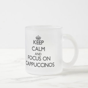 Tasse Givré Gardez le calme et le foyer sur des cappuccinos