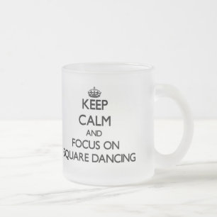 Tasse Givré Gardez le calme et le foyer sur la danse carrée