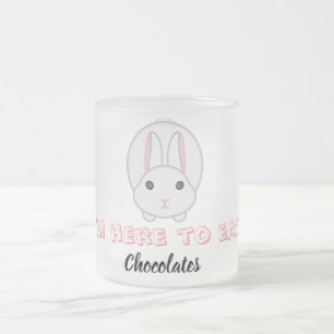 Tasse Givré Lapin de Pâques attendant de manger des chocolats