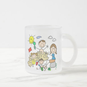 Tasse Givré Le bâton figure l'amusement de plage de famille