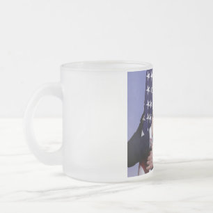 Tasse Givré Le président Trump étreint le drapeau américain