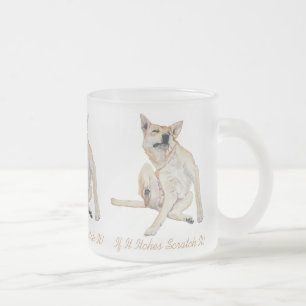 Tasse Givré photo amusante de démangeaisons de chien grattant 