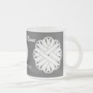 Tasse Givré Ruban de fleurs blanches par Kenneth Yoncich Modèl