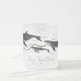 Tasse Givré Silhouette de la famille des baleines dans l'océan