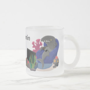 Tasse Givré Un requin drôle en regardant la bande dessinée de