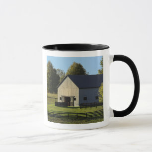 Tasse Grange dans une ferme de chevaux pur-sang au lever