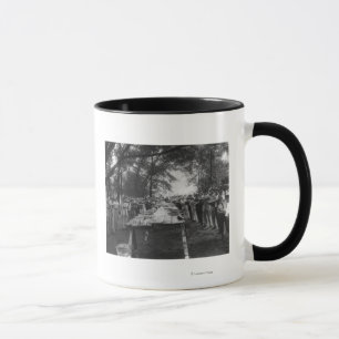 Tasse Groupe mangeant de grands morceaux de pastèque