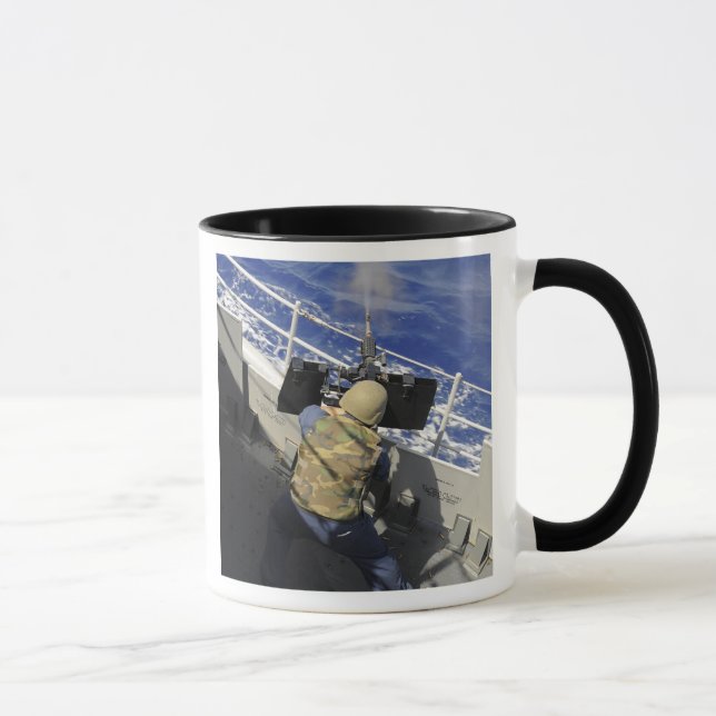 Tasse Gunners Mate tirant une mitrailleuse de calibre 50 (Droite)