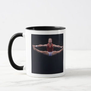 Tasse Gymnaste masculin exécutant sur l'exercice de