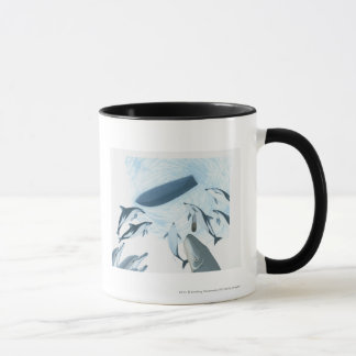 Tasse Illustration des dauphins regardant un bateau