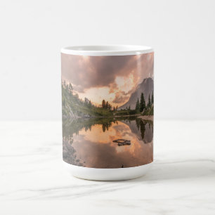 Tasse im Bergteich