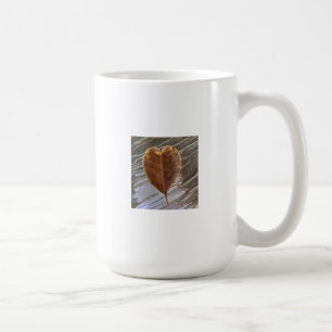 Tasse im geplagten Wasser ist Leaf gebrochen