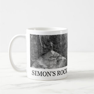 Tasse in Standardgröße mit Betty Hall auf dem Fels