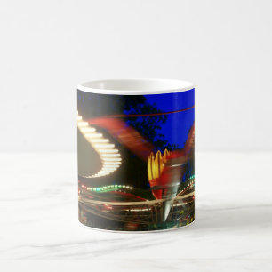 Tasse - inclinez un tour de mouvement giratoire