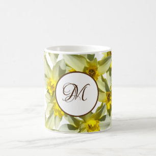 Tasse jaune de monogramme de jonquilles