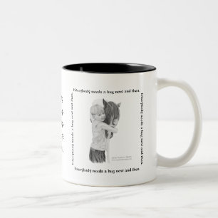 Tasse, jeder benötigt eine Umarmung jetzt und dann Zweifarbige Tasse