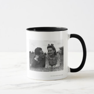 Tasse Jeunes couples se trouvant sur l'herbe