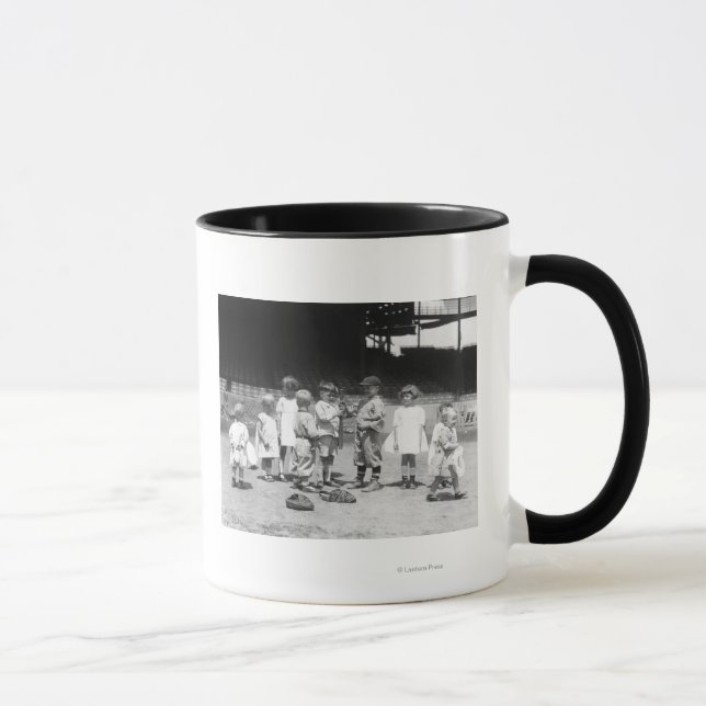 Tasse Jeunes garçons et filles sur le terrain de basebal (Droite)