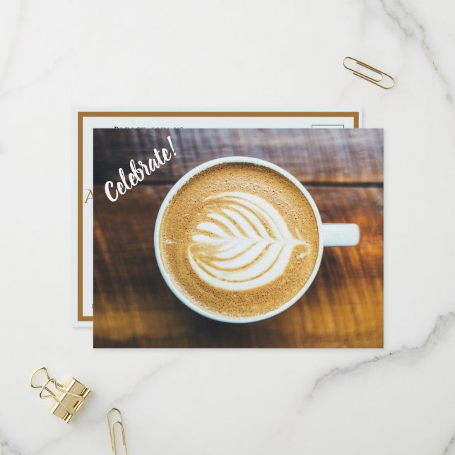 Tasse Kaffee Latte mit Leaf-Form Schaumstoff auf H Einladungspostkarte (Vorderseite/Rückseite Beispiel)
