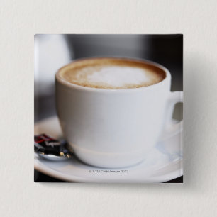 Tasse Kaffeetasse auf dem Tisch, nah Button