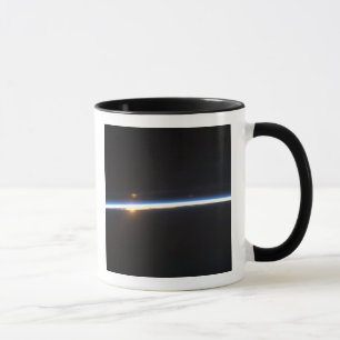 Tasse La fine ligne de l'atmosphère terrestre