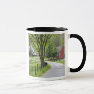 Tasse La grange et la ferme rouges logent près de
