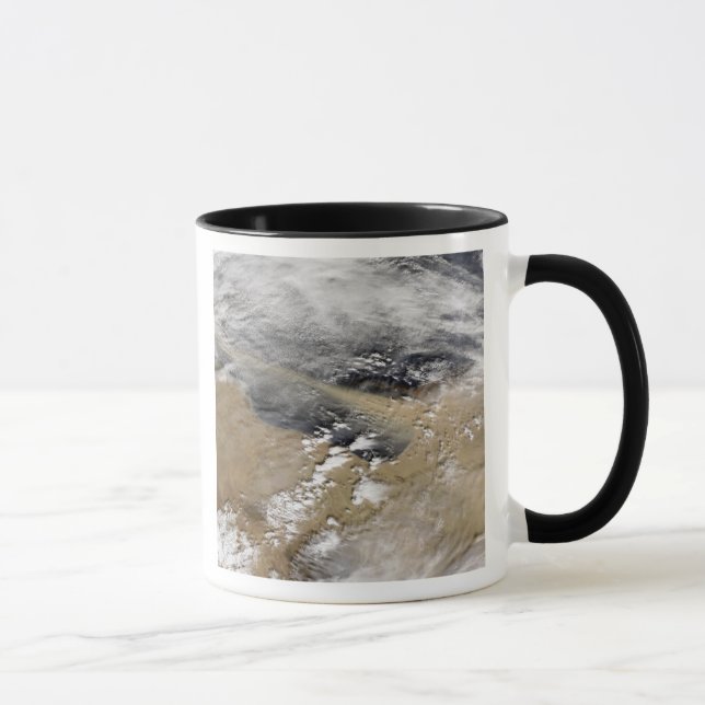Tasse La poussière souffle au large des côtes libyennes (Droite)