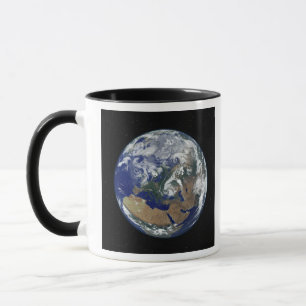 Tasse La terre entièrement allumée portée sur l'Europ