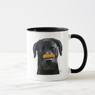 Tasse Labrador noir avec l'os sur le nez
