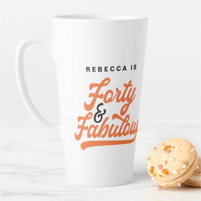 Tasse Latte 40 & fabuleux anniversaire rétro script vintage (En situation)