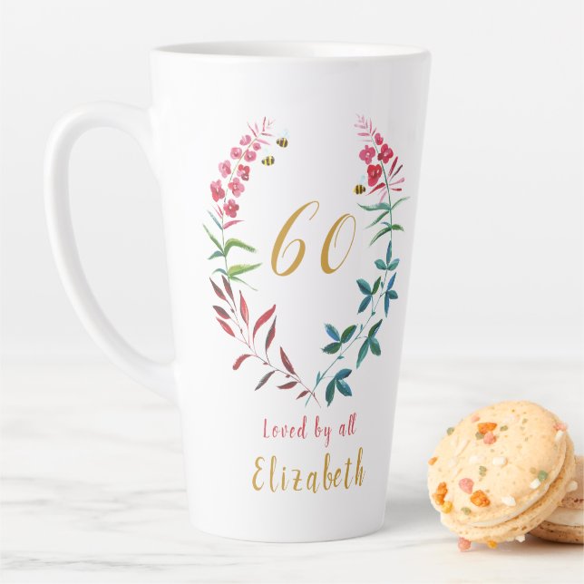 Tasse Latte 60e anniversaire Fille personnalisée Floral Femini (En situation)