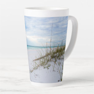 Tasse Latte Bateau De Mer Et Plage De Sable Blanc Matin Derniè