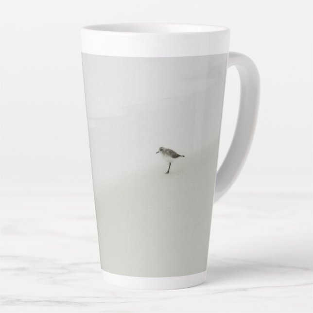 Tasse Latte Bécasseau côtier sur la plage (Angle droit)
