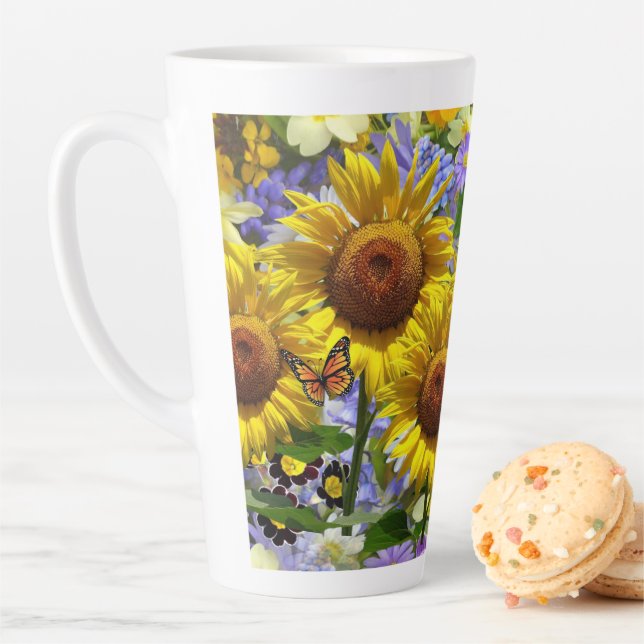 Tasse Latte Boue en latte de papillon de tournesol (En situation)