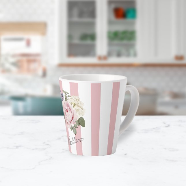Tasse Latte Bouquet de roses rayées rose-chic du pays Monogram (Créateur téléchargé)