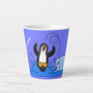 Tasse Latte Caricature de manchot joyeux sautant