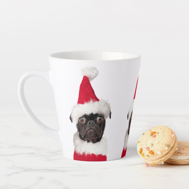 Tasse Latte Carlin noir de Noël mignon à Santa Hat (En situation)