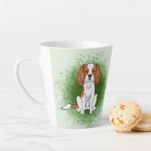 Tasse Latte Cavalier King Charles Spaniel Blenheim sur fond ve