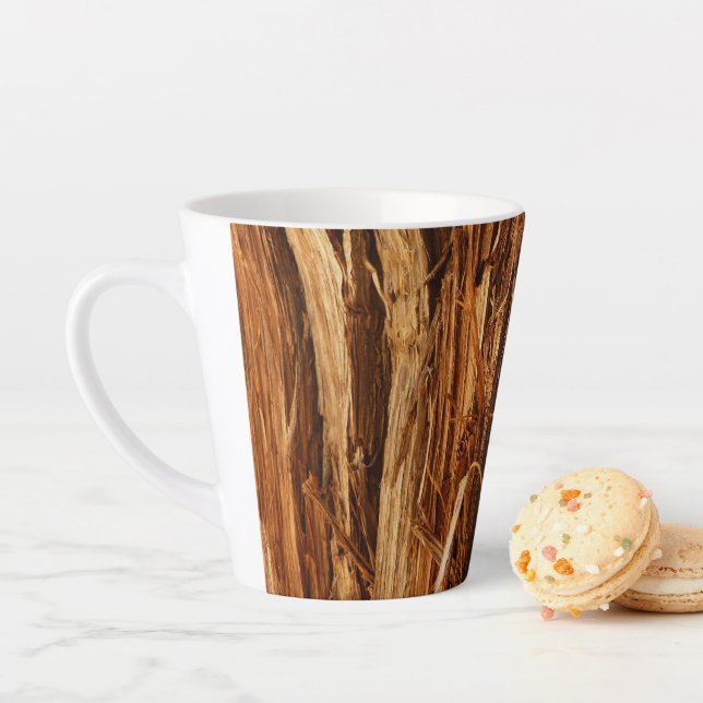 Tasse Latte Cèdre texturé en écorce de bois (En situation)