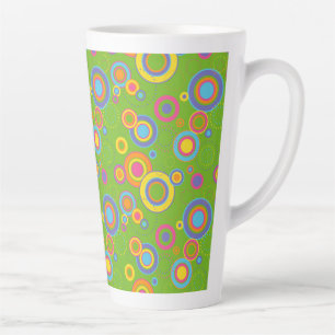 Tasse Latte Cercles mods rétro sur vert