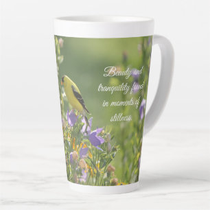 Tasse Latte Chardonneret sur une fleur de campanule    