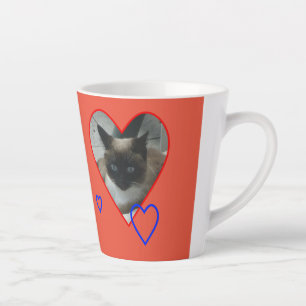 Tasse Latte Chat siamois en croûte cardiaque. Musique en latte