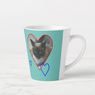 Tasse Latte Chat siamois en croûte cardiaque. Musique en latte