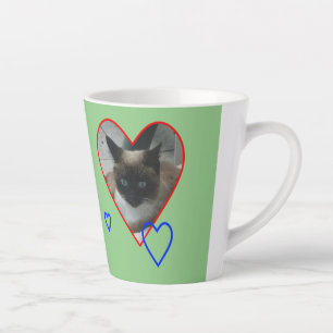 Tasse Latte Chat siamois en croûte cardiaque. Musique verte en