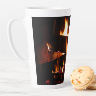 Tasse Latte Cheminée Chaleureuse Photographie de scène hiverna