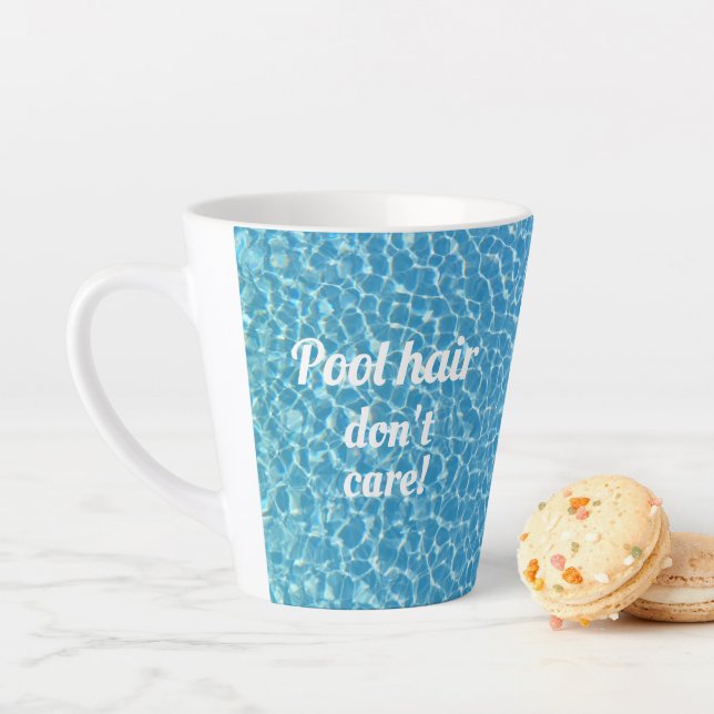 Tasse Latte Citation amusante de la piscine (En situation)