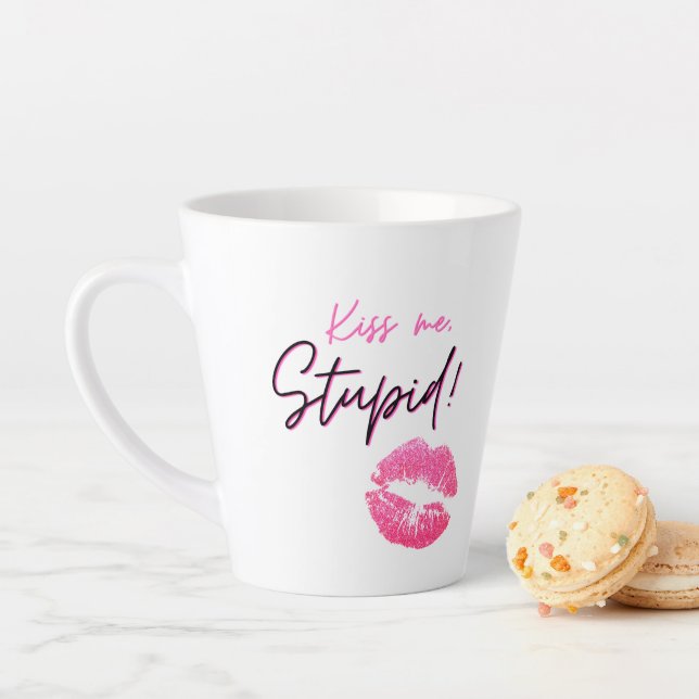 Tasse Latte Citation rose avec un baiser - Embrasse-moi, idiot (En situation)