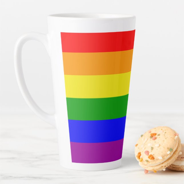 Tasse Latte Classic et élégant drapeau arc-en-ciel (En situation)
