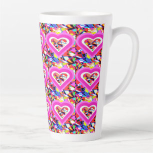 Tasse Latte Coeurs d'amour éclatants sur un motif en mosaïque