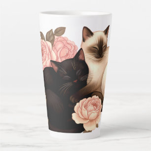 Tasse Latte Cœurs liés : chats siamois et noirs en fleurs